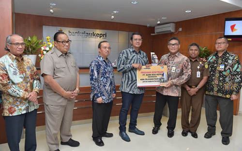 Pemkab Bintan Terima Satu Unit Mobil Pelayanan Pajak Daerah CSR Bank Riau Kepri